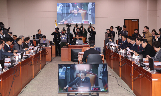 7일 오후 국회에서 열린 법제사법위원회 전체회의에서 정청래 위원장이 의사봉을 두드리고 있다. 연합뉴스